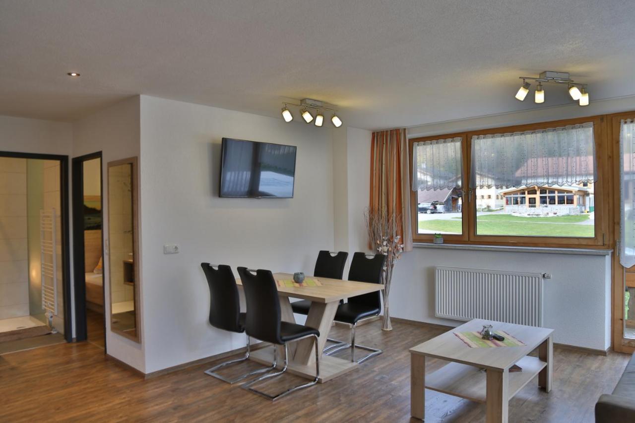 Appartements Schwarzer Adler Elbigenalp Bagian luar foto